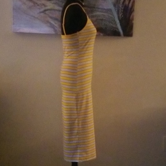 Heart & Hips Stretch Dress Women's Medium Mustard V-Neck Below the Knee - Picture 3 of 3